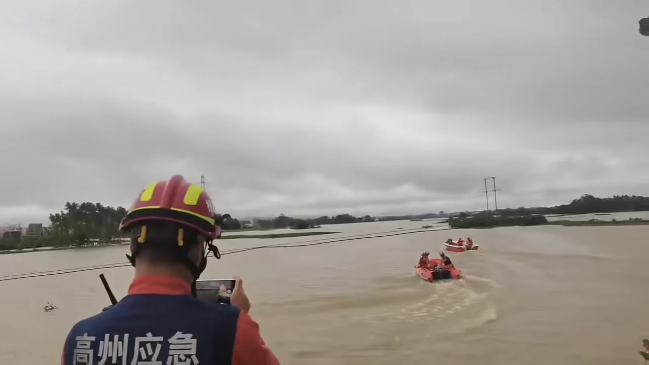 Massive operation underway as authorities in southern China hunt escaped crocodiles amidst flooding crisis 